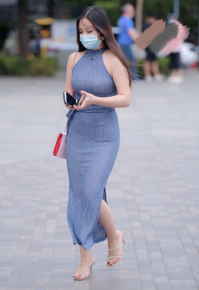 回头率 穿挂脖修身连衣裙的小姐姐,尽显“凹凸有致”的美,回头率大增