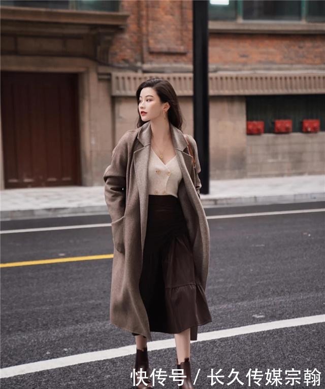 毛衣下面不一定要搭裤子，今年流行“毛衣+半长裙”，气质又高级