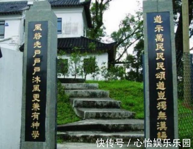 郭秘书#厕所门口挂一副对联,上联“来人不蹲就站”,下联更绝