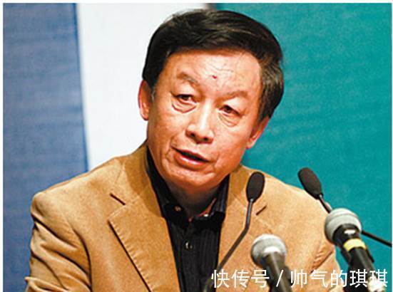 厦门大学$学生问易中天如何看郑强说他只能上街卖菜,答曰不尊重我的多了