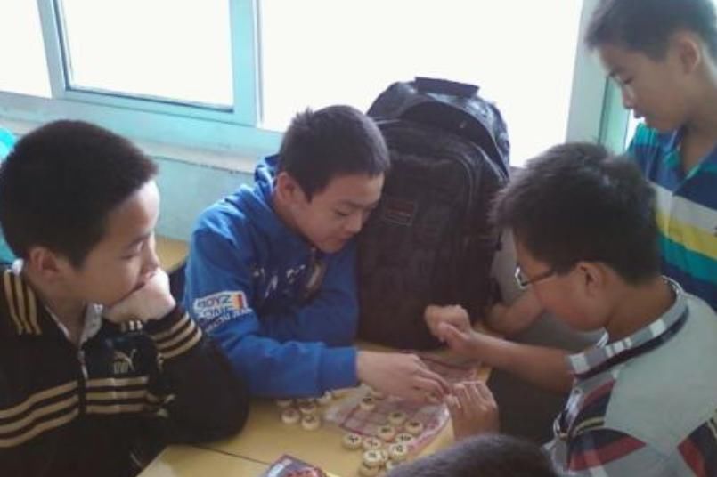 初中生|初中生教室“打牌”被发现，老师本想叫家长，不过看到牌后却笑了