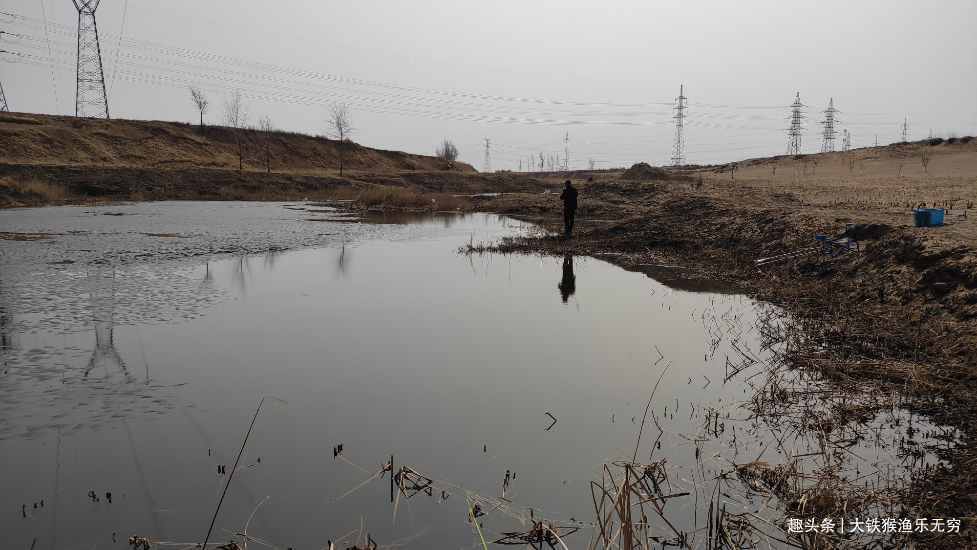 老头|民间60岁钓鱼高手，一招解决春季鲫鱼没口问题，请收下我的膝盖吧