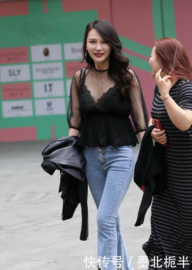 穿“微喇裤”的女生，选择搭配时髦上衣，秀出了优雅休闲的造型