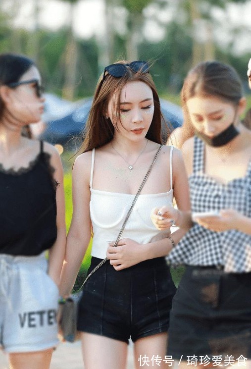 吊带背心 白色仙女吊带上衣搭配牛仔短裤,盛世美颜,美不胜收