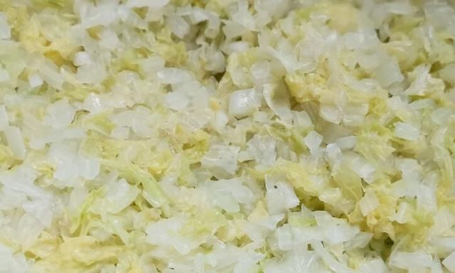 立冬后，多给家人做这道面食，一卷一蒸，暄软筋道，鲜香又美味