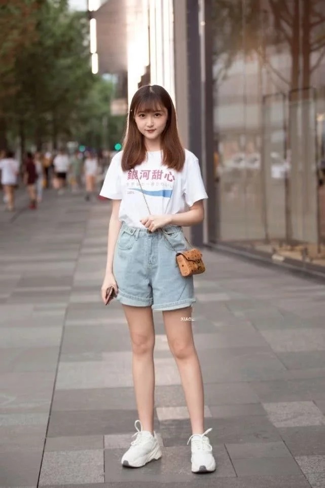 街拍:时尚靓丽的气质美女,灰色的连衣裙,很显优雅身姿