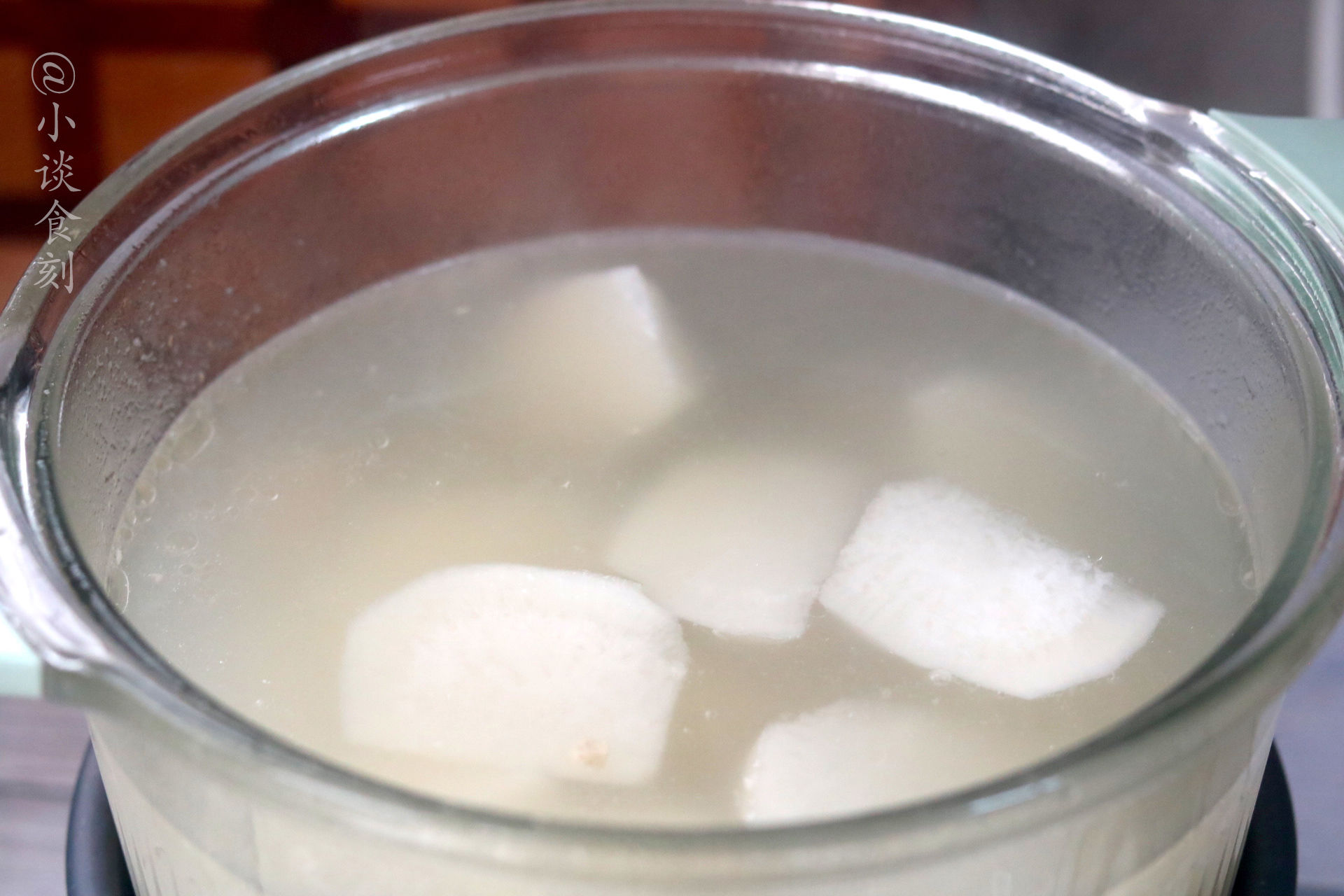 三月，炖排骨汤加此“2种”食材，颜色好看汤汁也鲜美，好喝多了