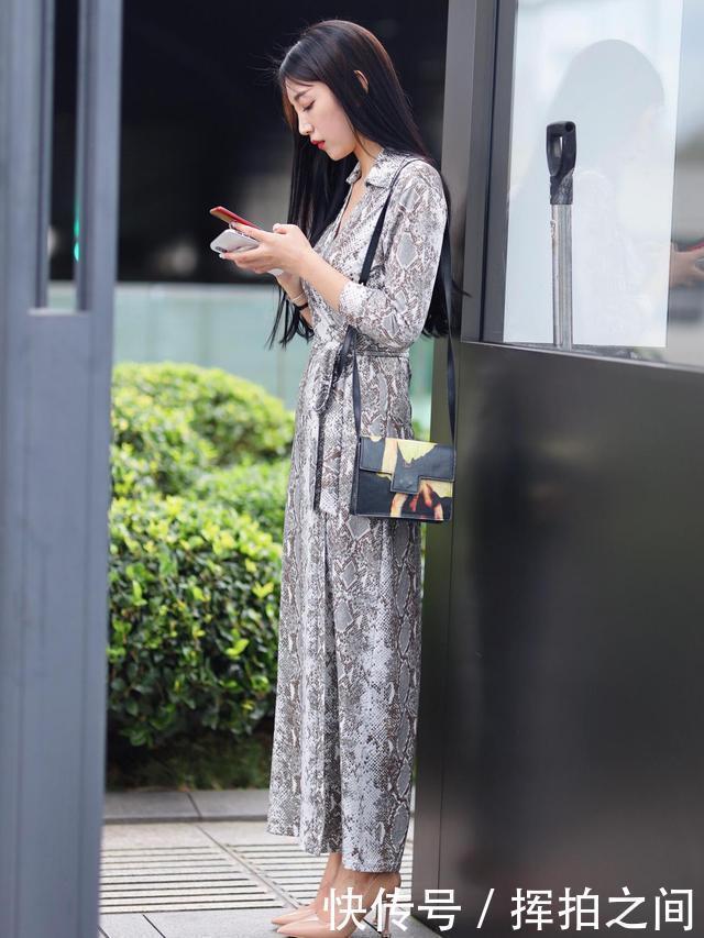 位美女|“蛇皮”连衣裙是种时尚,展现小姐姐的另类美,性感时尚又调皮