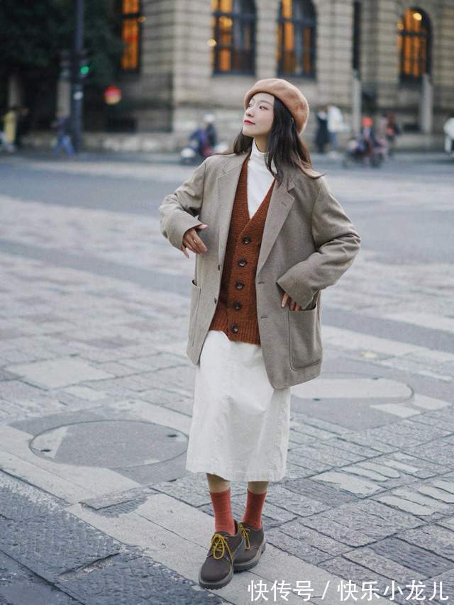 搭配 秋天太适合穿大地色了,大衣搭配直筒裤气质又高级,太喜欢了