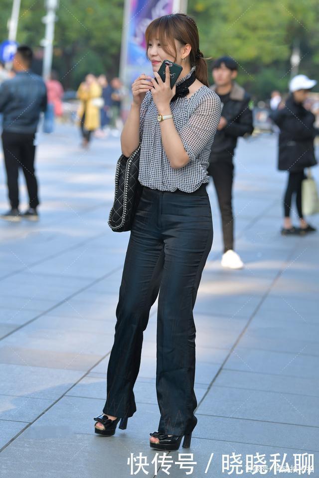 时尚浅蓝格子衬衫，搭配高腰牛仔长裤，洋气时髦又百搭