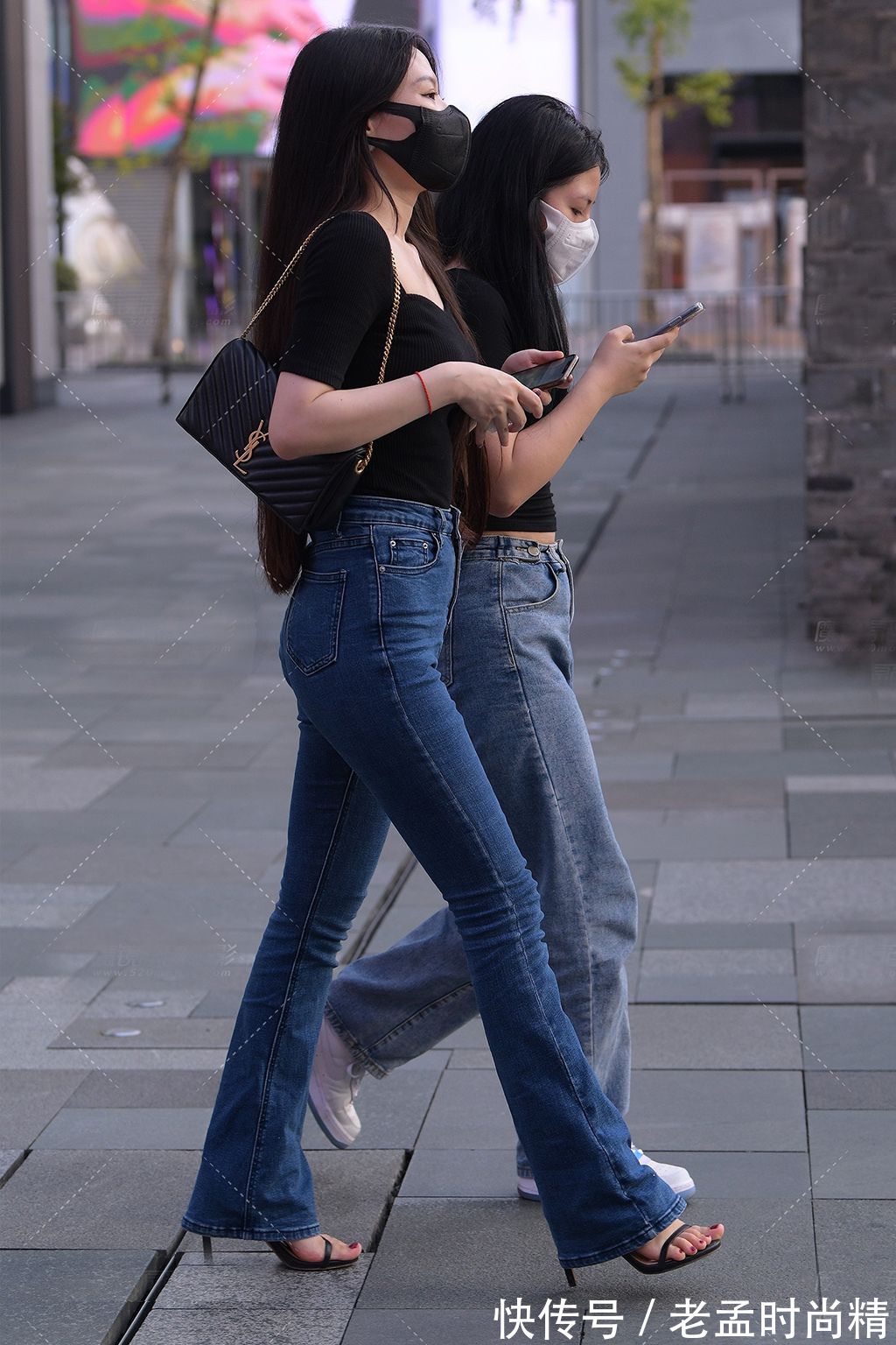 高挑|初秋的牛仔直筒裤穿搭,配黑色短袖衫,简约显瘦又美的高挑