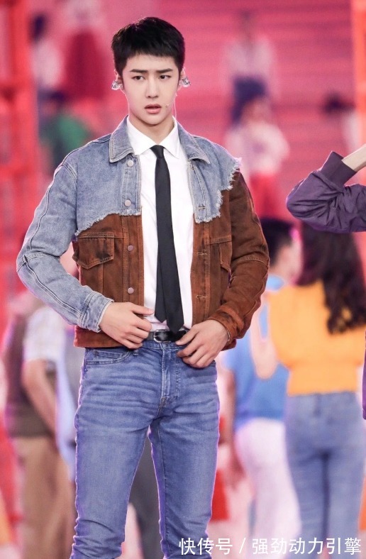 燃爆|“王炸组合”火爆全网,看王一博穿上拼色牛仔,满满青春少年感!