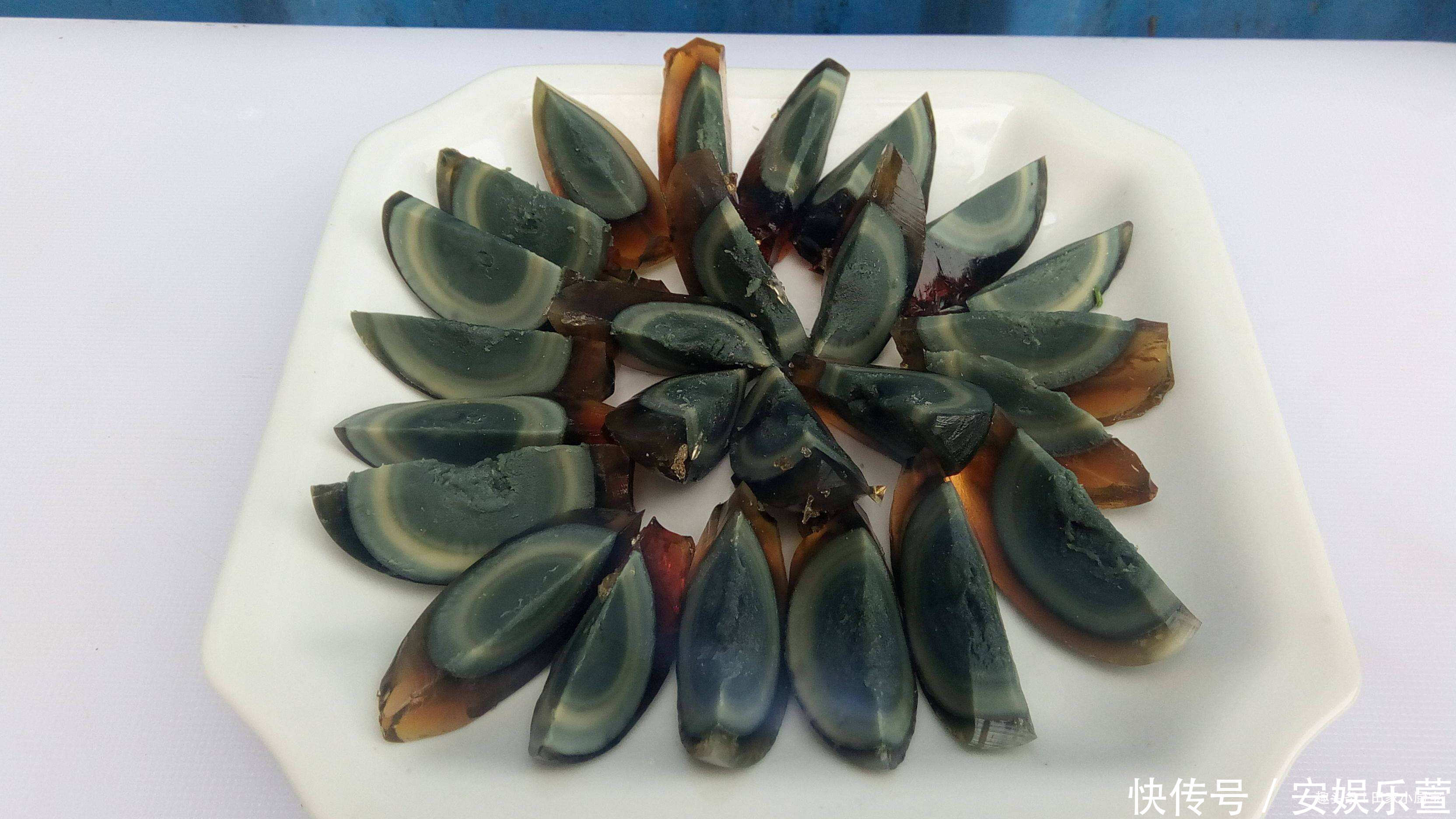 年夜饭的一道凉菜,做法简单,不用蒸不用炒上桌就可以吃