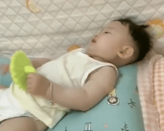 爸爸|女儿是亲生的,儿子是捡来的“最无情奶爸”佛系带娃火了