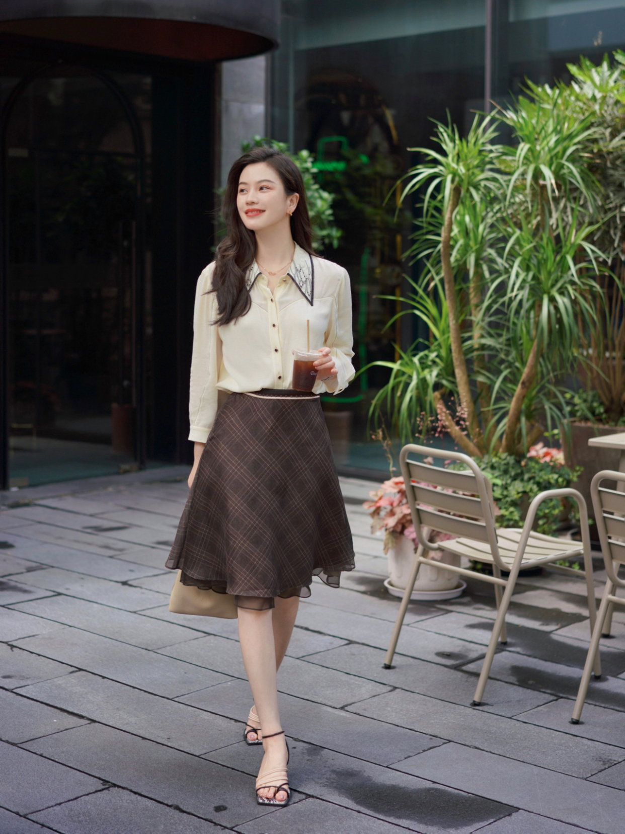搭配|夏季,女神博主这样穿很高级,衬衫搭配半身裙简约利落,清爽减龄