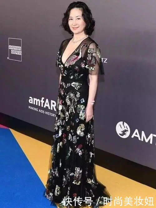 腰部|何超琼也太“敢穿”,穿大U领蕾丝连衣裙身材傲人,气质惊艳了