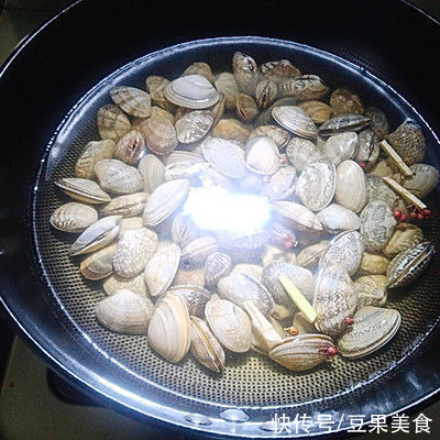 #暖冬酱在手,嗨吃部队锅#酱香花蛤