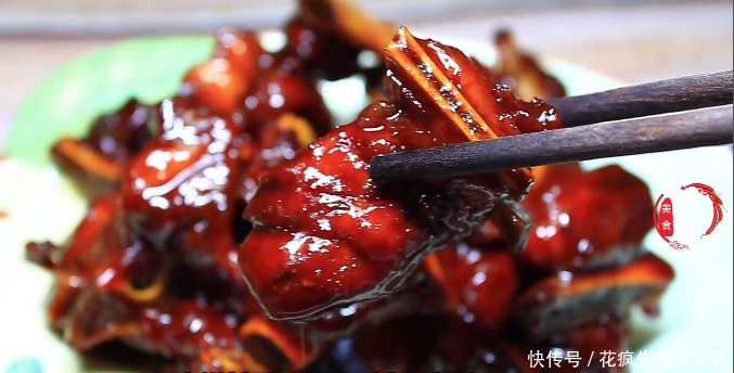 这才是糖醋排骨最香的做法,学会这招,肉嫩不柴,香而不腻,解馋