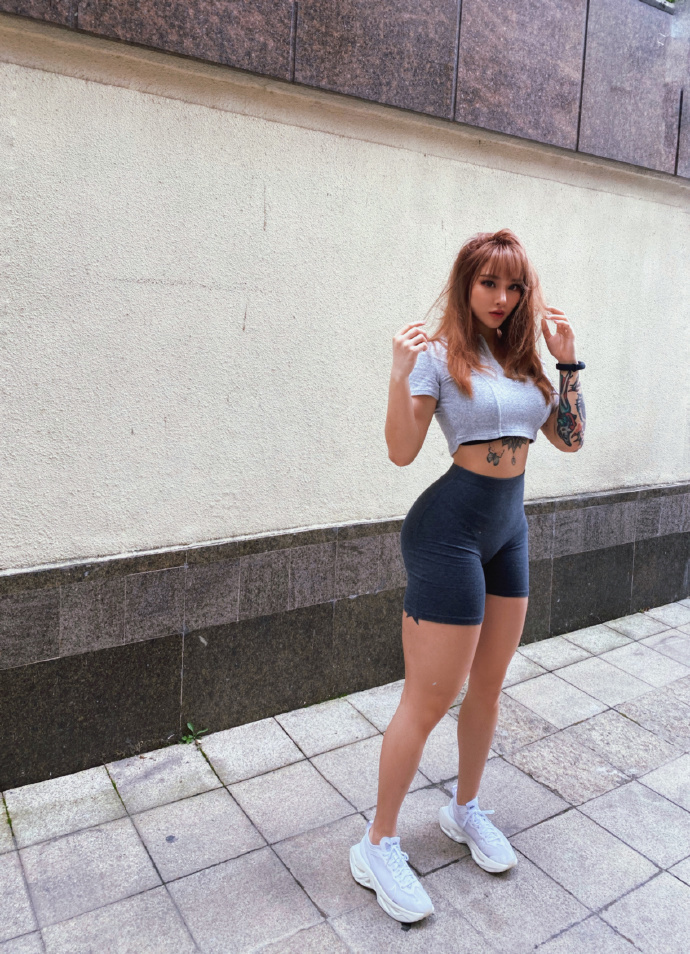 动作|翘臀女神宋昱欣，94年姑娘将臀部练到极致，3个动作美化臀型