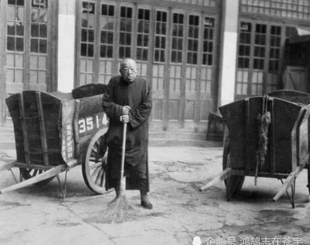 图五|历史瞬间,故宫南迁文物在皇城墙下堆积如山,图五郭沫若在挖定陵