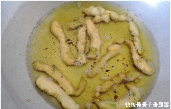 不用揉面2分钟就做一锅,比买的炸薯条还好吃,加俩鸡蛋个个香嫩