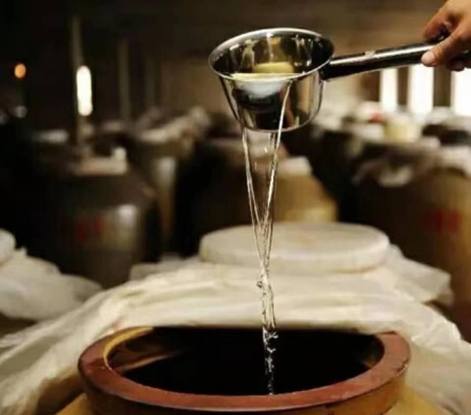 尴尬|中国有一样“尴尬酒”,国内人喝不起,外国人成箱拿,讽刺