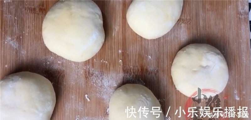 把8个面团放进电饭锅里,不加一滴水,刚出锅就被抢吃光