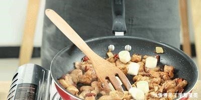 宫保鸡丁怎么做很多人第一步就错了,掌握好这1步是关键