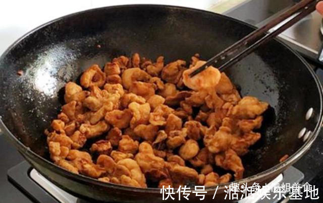 熬猪油时，只加盐大错特错，加它做，猪油又香又白，放1年都不坏