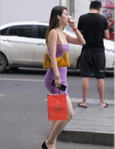 高贵|紫色连衣裙凸显肌肤白嫩,气质高贵,优雅浪漫一夏