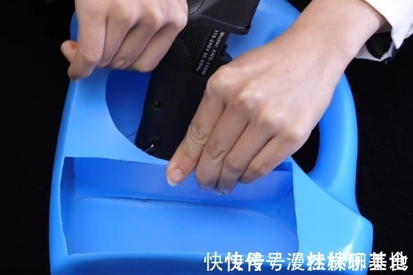 美工刀|洗衣液瓶子别扔了，简单改造一下，放在床上，全家人都要抢着用