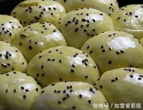  蓬松|面包还在买着吃吗在家用饼铛就能做，蓬松拉丝又香甜，特别简单