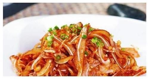 美食推荐：葱香猪耳朵，蒜香耗油甜菜心，豆豉鲮鱼油麦菜，肉炒青笋的