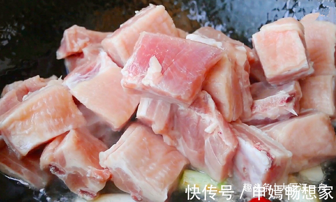 饭店|排骨不管怎么做，切记不要直接焯水，教你饭店做法，不腥还不柴