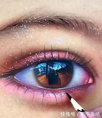 白纸$美术生白纸上面画眼睛,刚想吐槽就被打脸,网友:免费录取了吧!