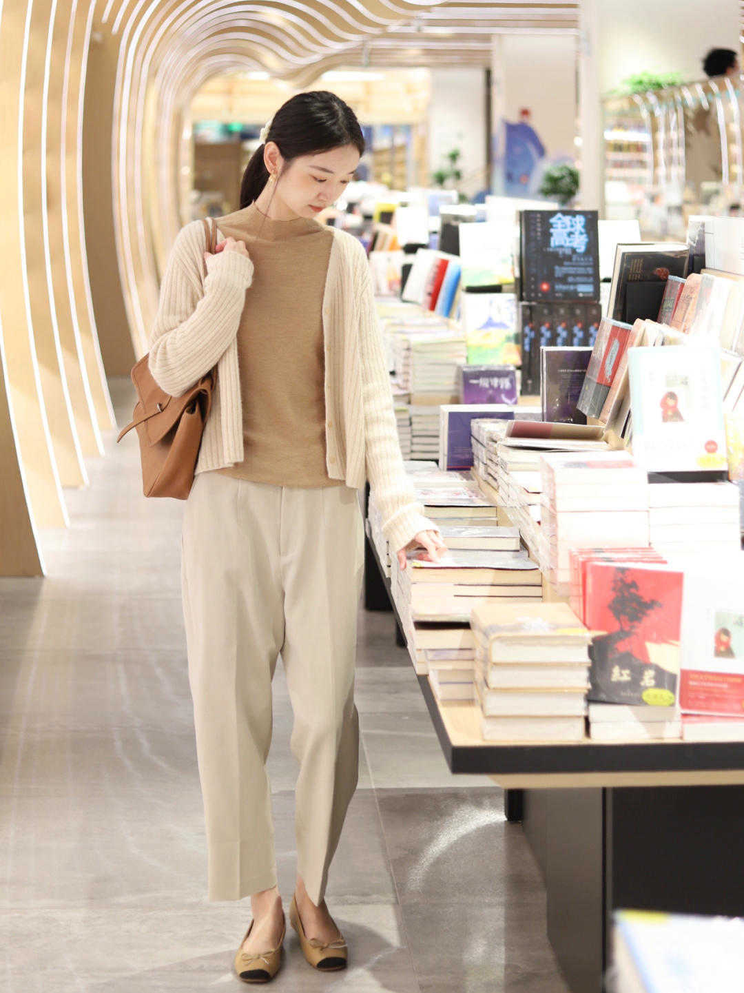 大衣 今年有种火叫杏色穿搭,气质好看又显白,可以尝试一下