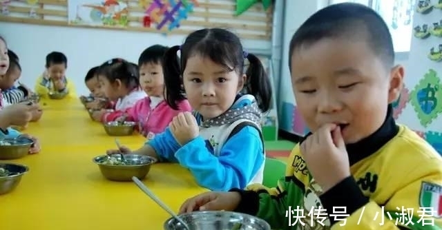 幼儿园|孩子说幼儿园的饭菜香, 当家长看完老师发的朋友圈后, 彻底懵了