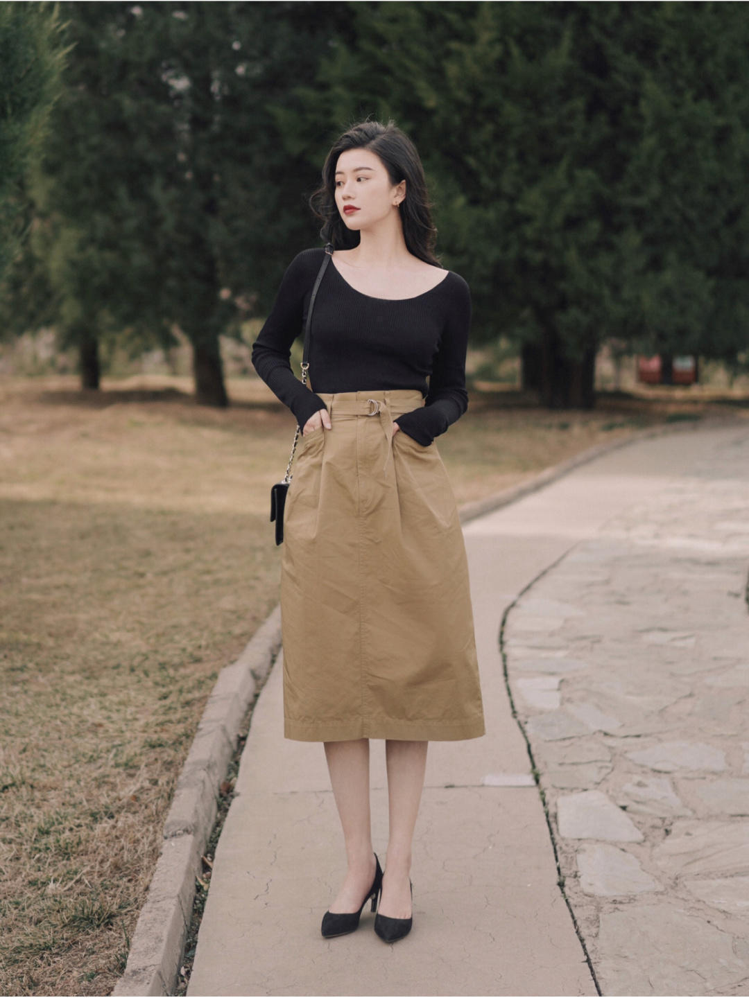 半身裙|职场法式穿搭指南,大u领针织衫+半身裙,穿起来气质又性感