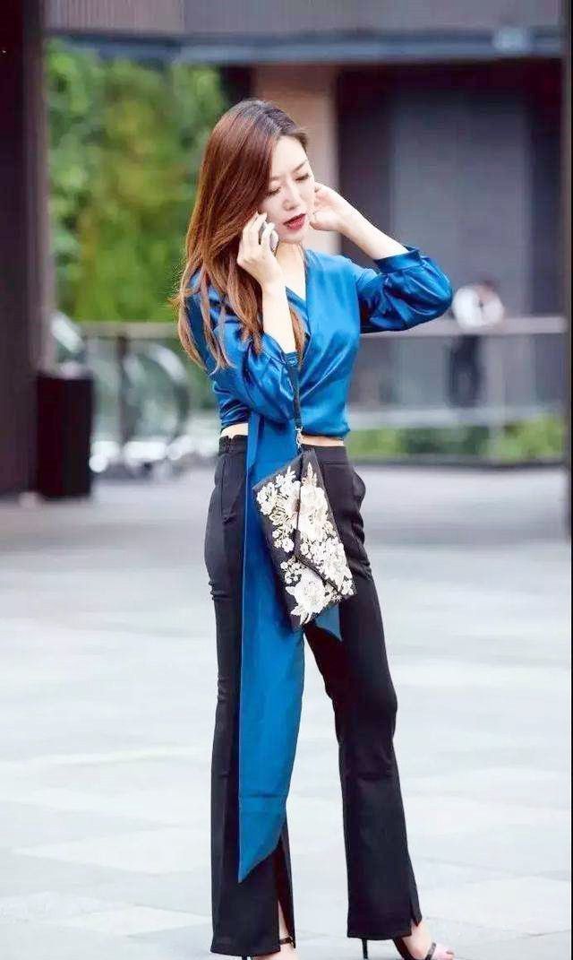 小姐姐|街拍可爱的小美女,白色T恤+牛仔短裙,小姐姐腿型很好看