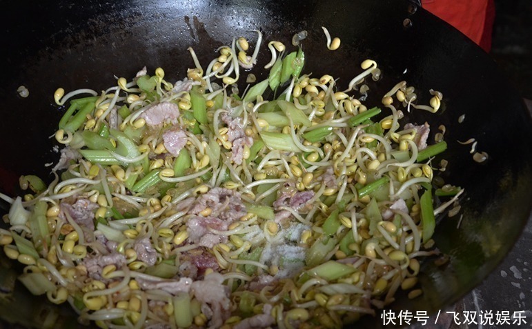 亲戚请吃饭，只招待1碗面，大家都嫌他小气，半小时后集体停不了