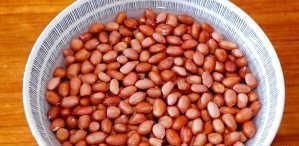 花生米不用水煮,撒点盐泡一下,比油炸得更好吃,咸香酥脆