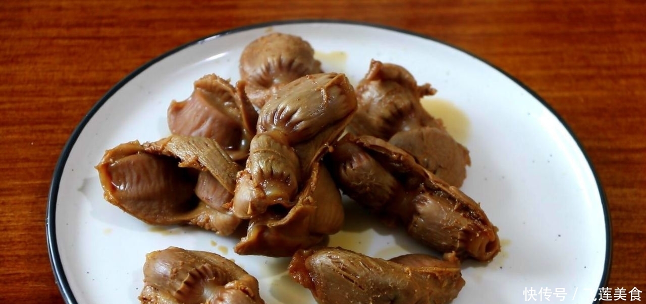 凉拌鸡胗别直接焯水，先卤后拌更入味，脆嫩爽口，下饭又下酒