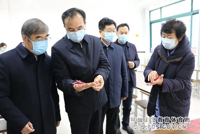 叶县|[图]李萍在叶县调研教育信息化及课后延时服务时强调办好人民教育促进学生健康成长