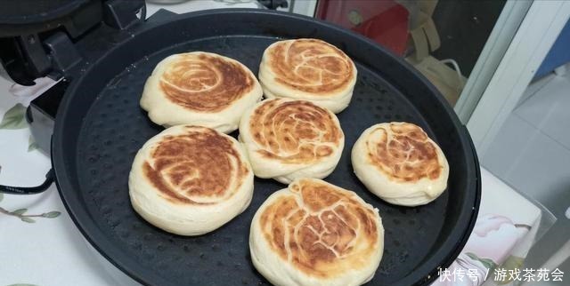 爱吃发面烙饼的收藏了,试试这样做,非常好吃,我家一周吃好几次!
