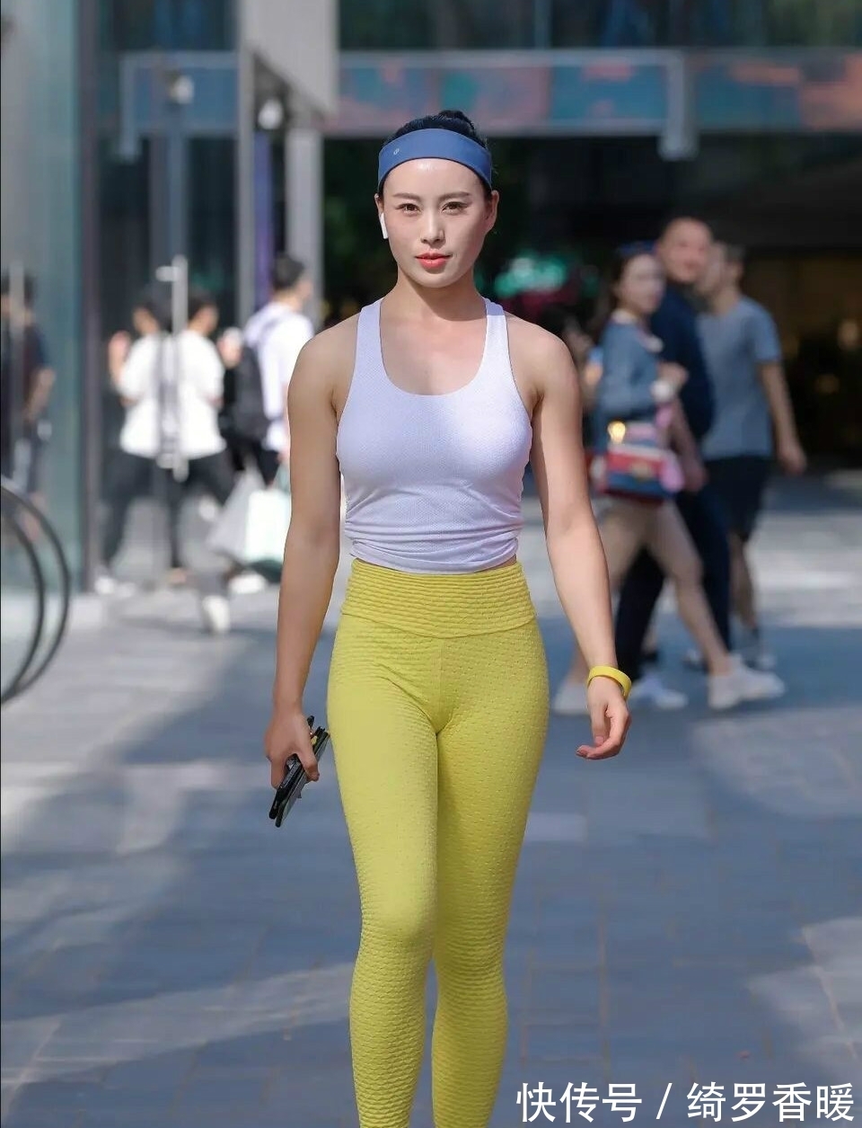 美女 蜂腰细腿的打底裤美女,到哪都是一抹风情!