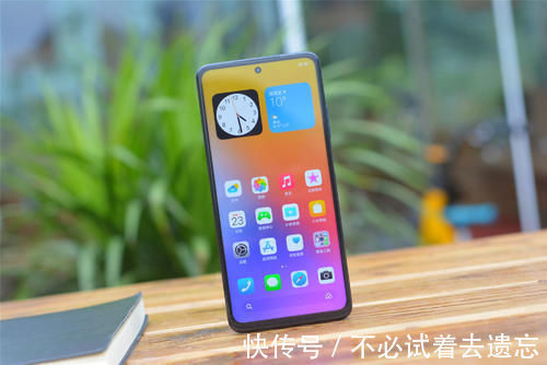 手机|一亿像素拍照手机降至1399,它还有120HZ、33W快充和双扬声器