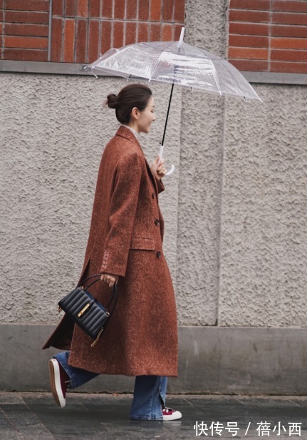时髦|今年多穿“大衣”,内搭毛衣+牛仔裤,下搭帆布鞋、靴子时髦高级