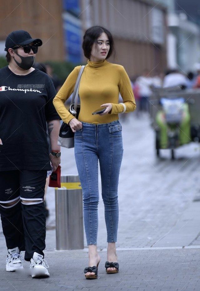 微胖 经典黄色紧身上衣，搭配铅笔裤显腿长，高跟鞋中藏蝴蝶结显气质