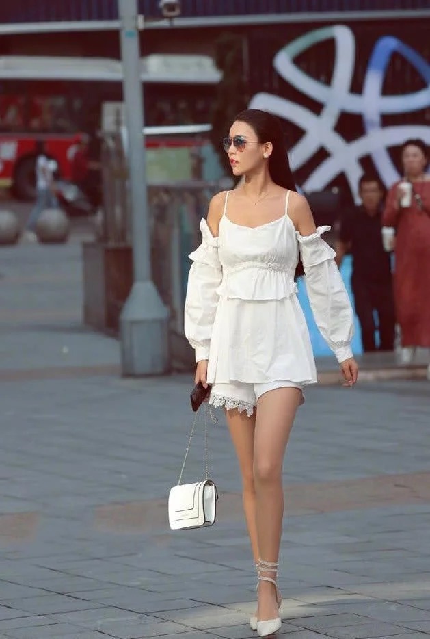 街拍:身材高挑的美女,一条优雅修身长裙,轻松展现曼妙的好身材