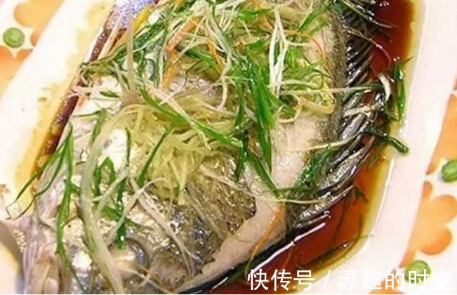 蒸鱼不鲜不嫩有腥味，关键少了“开头一步”，下次别再忽视了！